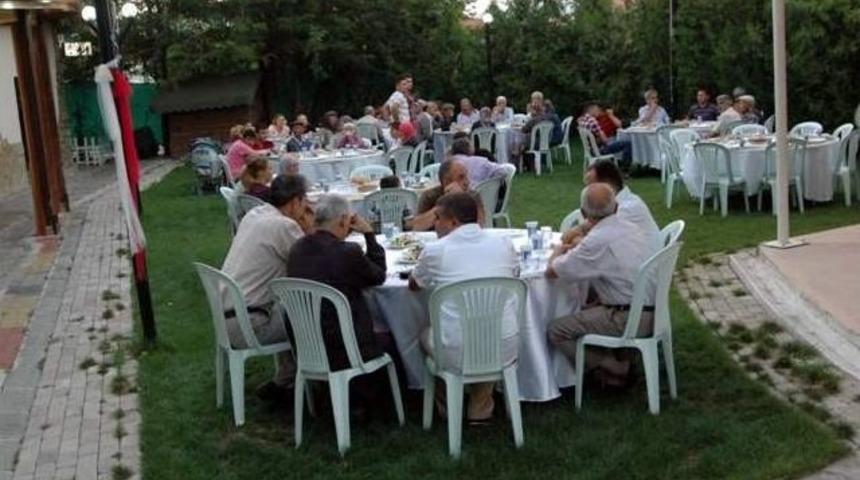 Sındırgı'da Belediye Ve Jandarmadan Şehit Ailelerine Ortak İftar Yemeği Verildi