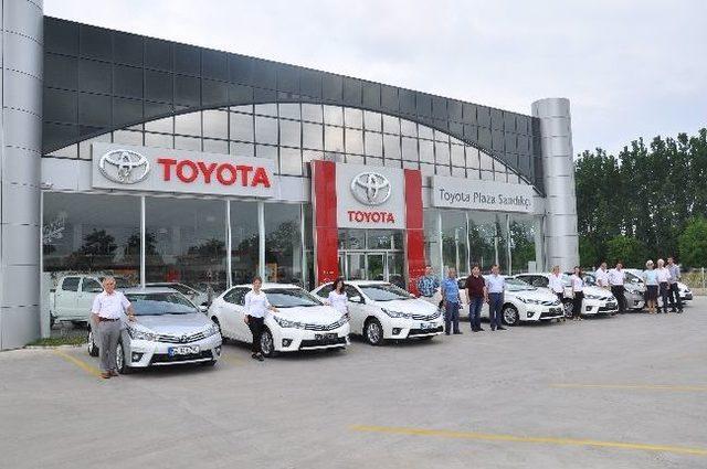 Yeni Toyota Corolla Sandıkçı Plaza’da Düzenlenen Törenle İlk Sahiplerine Teslim Edildi