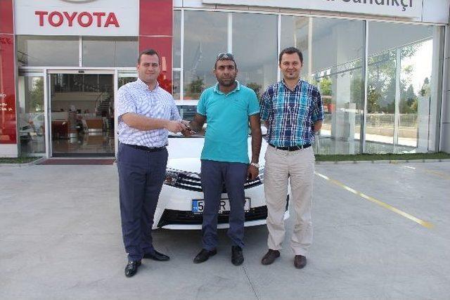 Yeni Toyota Corolla Sandıkçı Plaza’da Düzenlenen Törenle İlk Sahiplerine Teslim Edildi