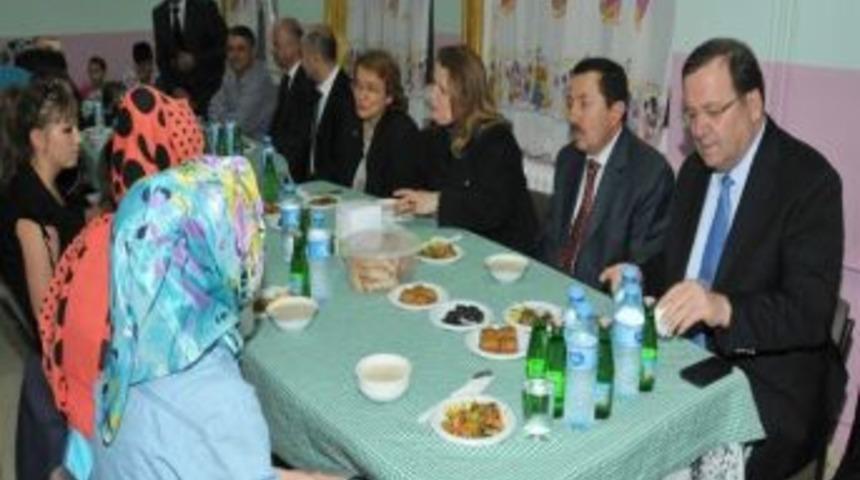 Afyonkarahisar Valisi İftarda &Ccedil;ocuk Evlerinde Kalan &Ouml;ğrencilerin Konuğu Oldu