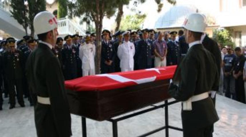 T&uuml;rk Yıldızları'nın Pilotu Y&uuml;zbaşı Kemal Hıdıroğlu Son Yolculuğuna Uğurlandı