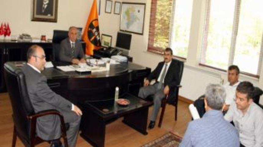 Rekt&ouml;r U&ccedil;ar: Kazaların &Ouml;n&uuml;ne Ge&ccedil;mek I&ccedil;in Yolun Kampus Dışına &Ccedil;ıkarılması Gerekir