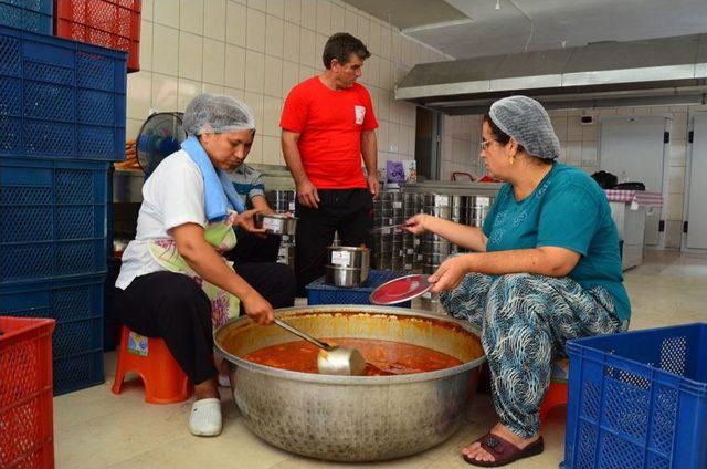 Kızılay’dan Her Gün Bin Kişiye Sıcak Yemek