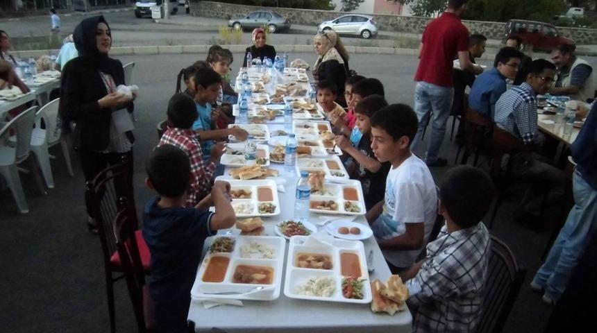 Kimsesiz &Ccedil;ocuklar Iftarda Bir Araya Geldi