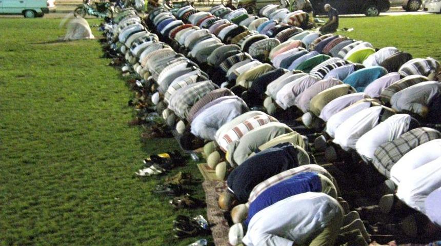 Turgutlu'de Teravihler G&uuml;reş Sahasında Ve Hatimle Kılınıyor