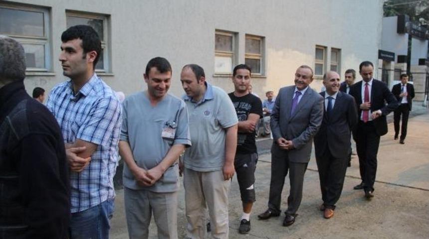 Vali Kızılcık, Orucunu İftar &Ccedil;adırında Vatandaşla Oru&ccedil; A&ccedil;tı