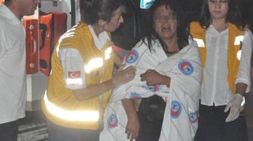 D&ouml;v&uuml;len kadın &ccedil;ıplak halde alışveriş merkezine sığındı