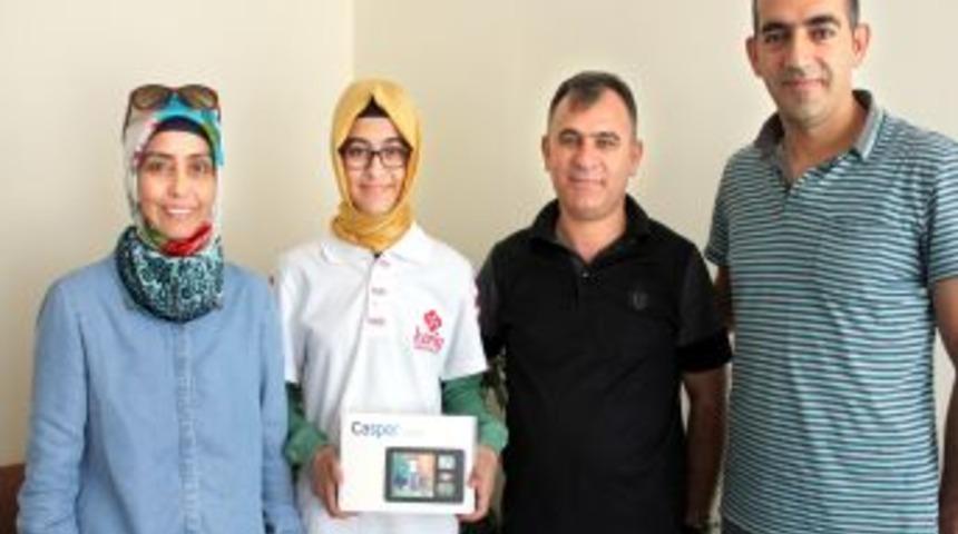 K&ouml;rfez Dershanesi, SBS Manavgat Birincisini Tablet Bilgisayarla &Ouml;d&uuml;llendirdi