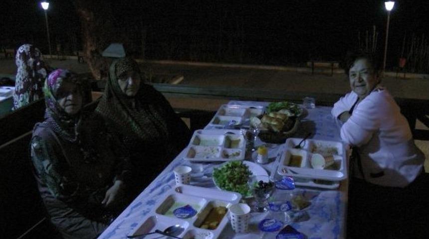 Akçakoca Belediyesinden Huzur Evi Sakinlerine İftar Yemeği