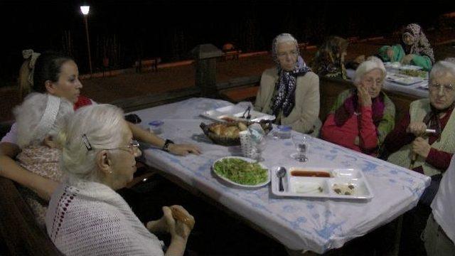 Akçakoca Belediyesinden Huzur Evi Sakinlerine İftar Yemeği