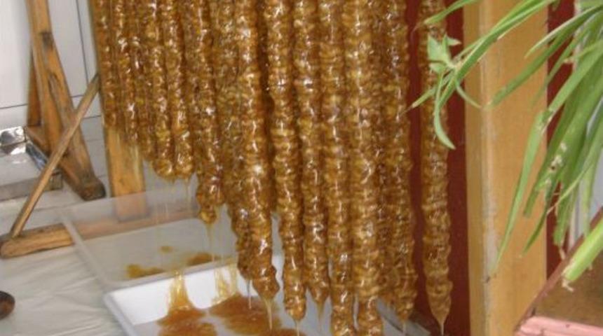 Turgutlu'da Cevizli Ramazan Sucuğu Yok Satıyor