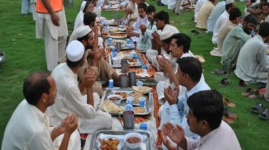 Yardımeli Derneği'nden Pakistan&rsquo;a Kumanya Dağıtımı Ve Toplu Iftar