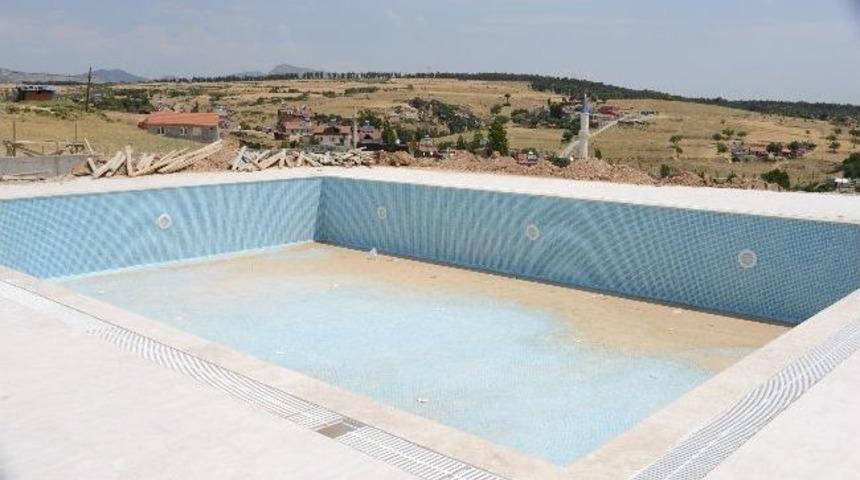 Uşak&rsquo;taki Y&uuml;zme Havuzları Bitmek &Uuml;zere