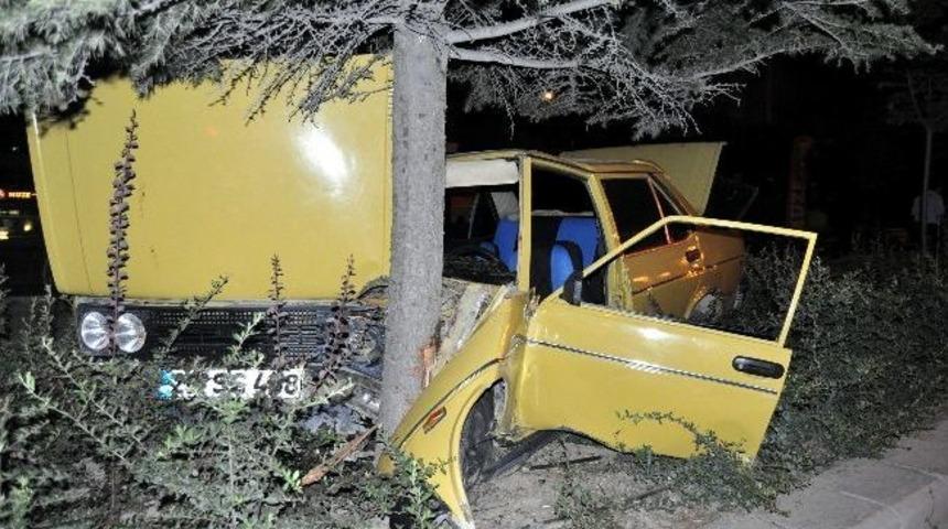 Ağa&ccedil;a &Ccedil;arpan Otomobil Hurdaya D&ouml;nd&uuml;