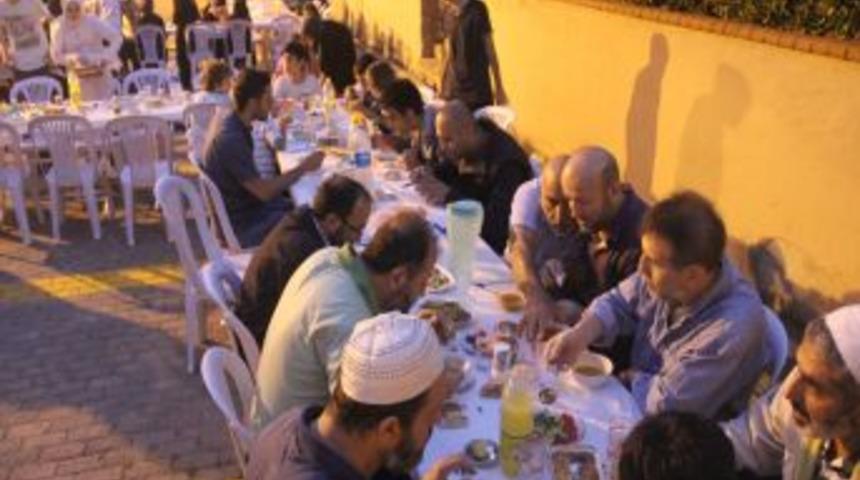 Apartman Sakinlerinden Geleneksel Iftar Buluşması
