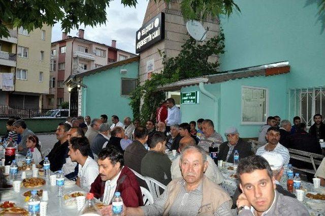 Sivaslı Gurbetçiden Mahalle İftarı