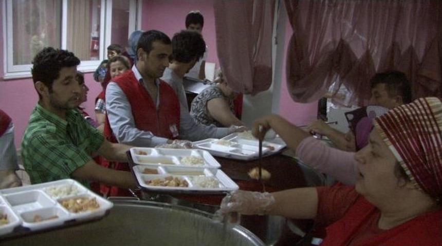 Kızılay Çatalağzı Beldesi’nde İftar Yemeği Düzenledi