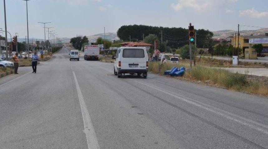 Minib&uuml;s Kamyonete Arkadan &Ccedil;arptı: 1 Yaralı