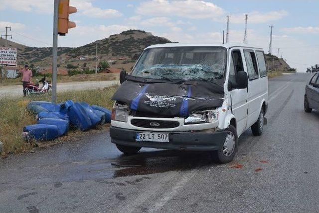 Minibüs Kamyonete Arkadan Çarptı: 1 Yaralı