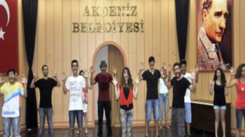Akdeniz Belediyesi'nde Yaz D&ouml;nemi &Uuml;cretsiz Tiyatro Kursları Başladı