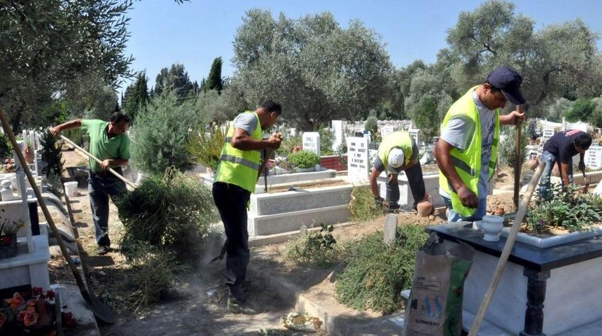 Nazilli'de Mezarlıklar Ramazan Bayramı'na Hazırlanıyor