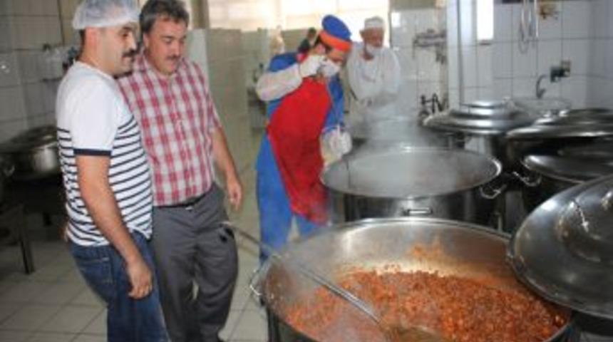 Y&uuml;z Kişilik Ekip Iftar I&ccedil;in Hummalı Bir &Ccedil;alışma Sergiliyor