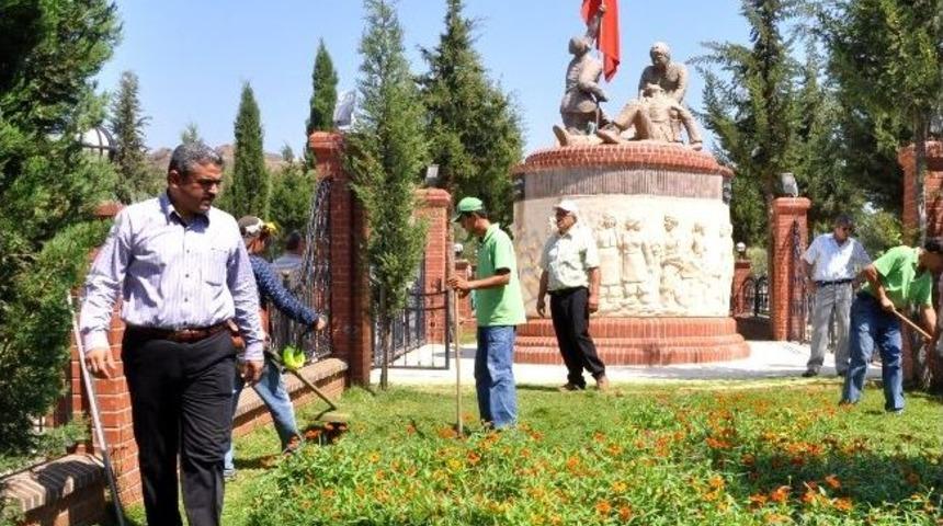 Nazilli’de Mezarlıklara Bayram Bakımı