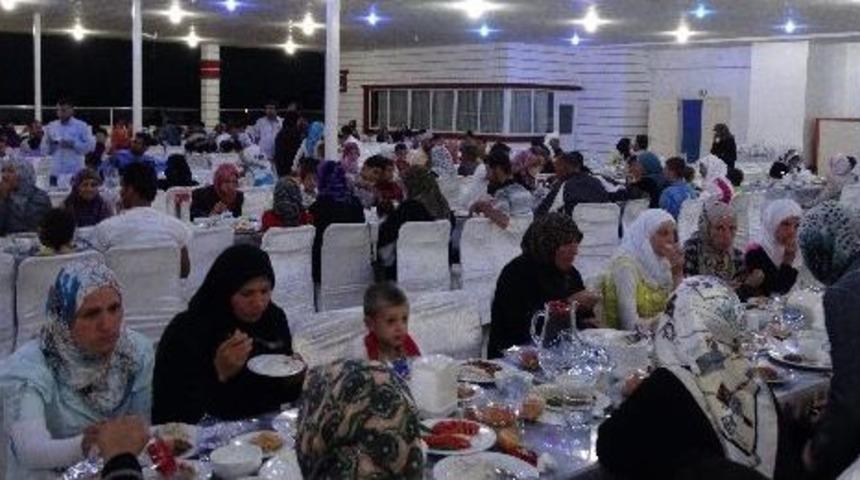 Suriyeli M&uuml;ltecilerle İftar Yemeğinde Bir Araya Gelindi