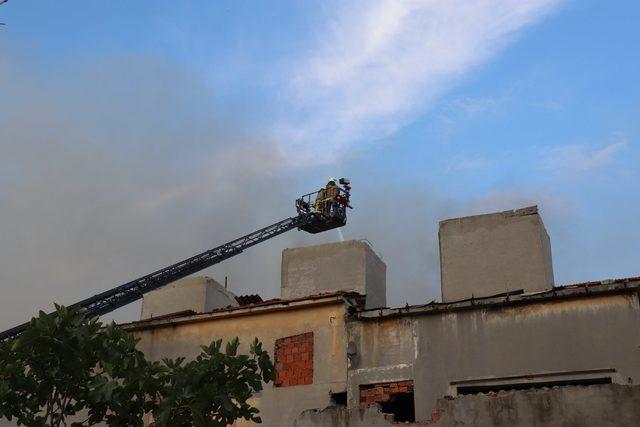 (Geniş haber) Zeytinburnu'nda fabrika yangını
