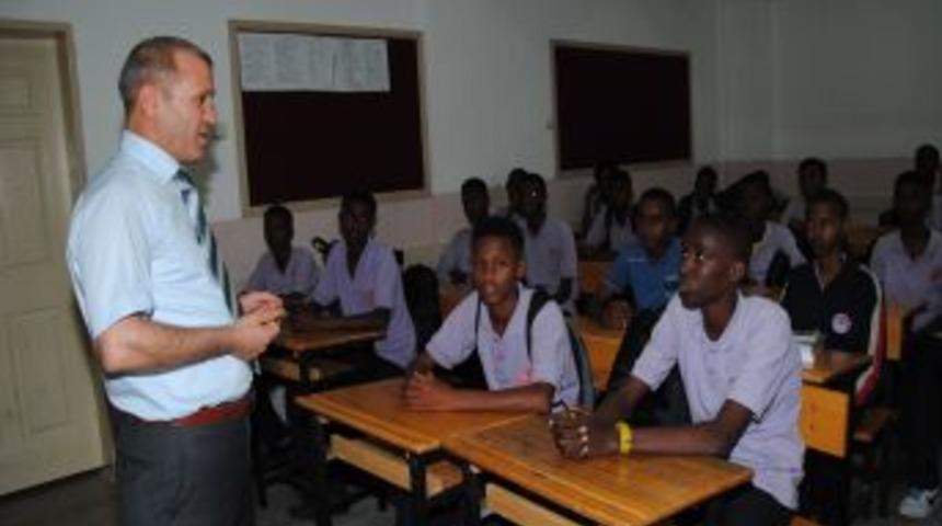 Somalili &Ouml;ğrenciler Avrupa'da Yaşayan Hemşerilerine T&uuml;rkiye'yi Tanıtıyor