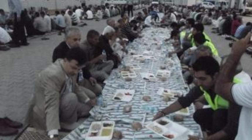 MÜSİAD Üyeleri Iftar Sofralarını Suriyeli Sığınmacılarla Paylaştı