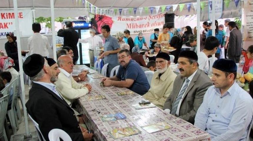 &Ccedil;e&ccedil;en Kafkas Derneği İftar Ramazan &Ccedil;adırında İftar Verdi