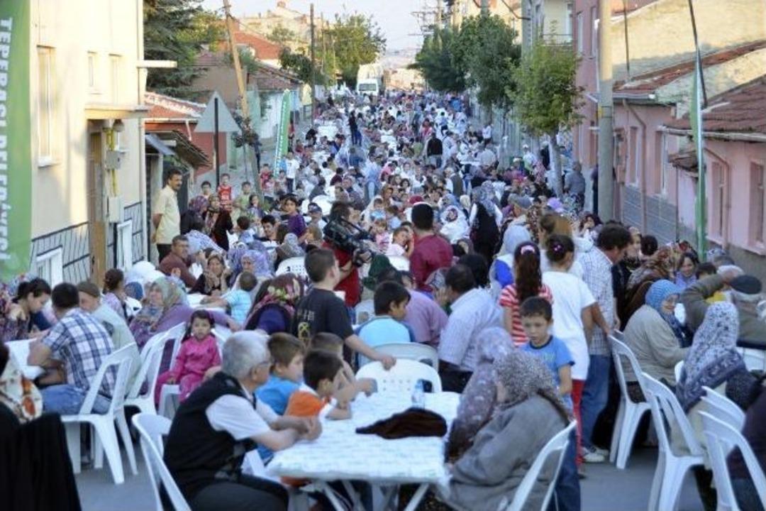 Tepebaşı İftarları S&uuml;r&uuml;yor