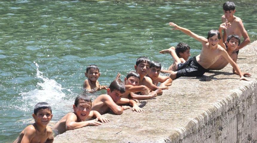 Sıcaktan Bunalan &Ccedil;ocuklar Kara&ccedil;ay&rsquo;a Koşuyor