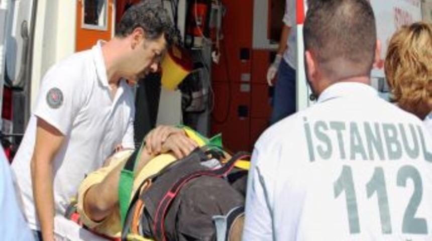 Beton Korkuluklara &Ccedil;arpan Ara&ccedil; Takla Attı: 2 Yaralı