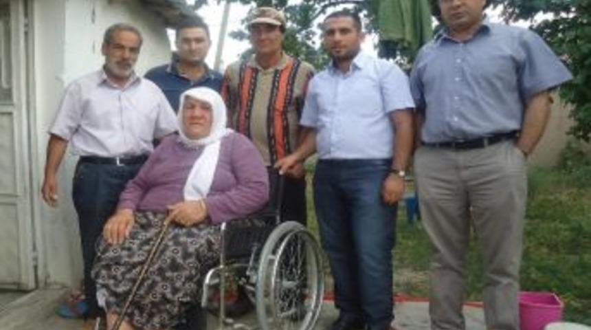 Gen&ccedil; Adımlar Derneğinden Yaşlı Kadına Tekerlekli Sandalye Yardımı