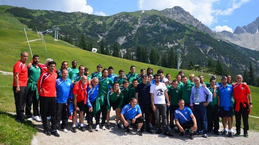 Bursaspor'a 1760 Rakımlı Rossh&uuml;tte Tepesi'nde Moral Yemeği