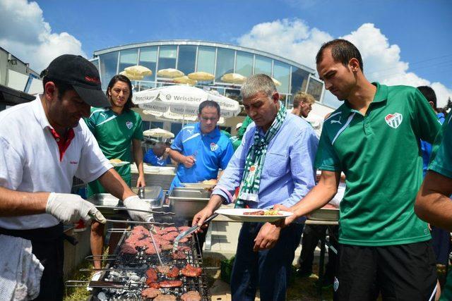 Bursaspor'a 1760 Rakımlı Rosshütte Tepesi'nde Moral Yemeği