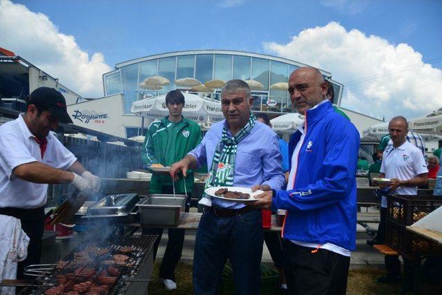 Bursaspor'a 1760 Rakımlı Rosshütte Tepesi'nde Moral Yemeği