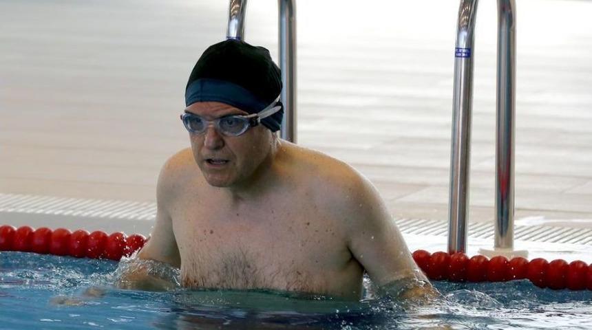 Hacettepe &Uuml;niversitesi Rekt&ouml;r&uuml; Tuncer Havuz A&ccedil;ılışını Y&uuml;zerek Yaptı