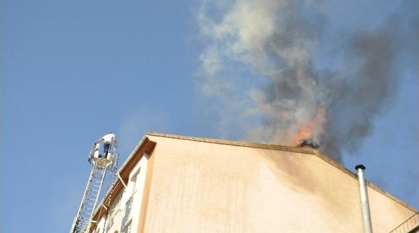 Niğde&rsquo;de &Ccedil;atı Yangını Korkuttu