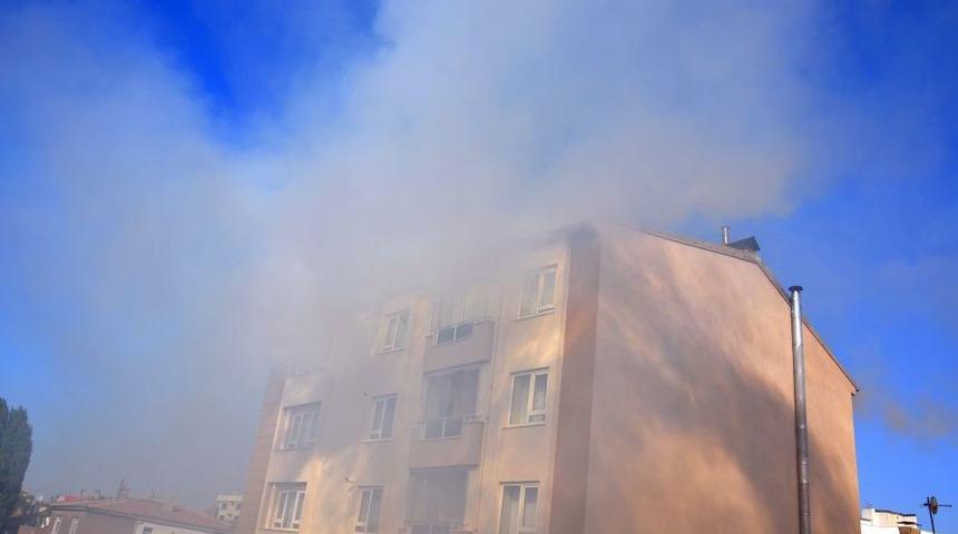 Niğde'deki Yangında Apartmanın &Ccedil;atısı K&uuml;l Oldu