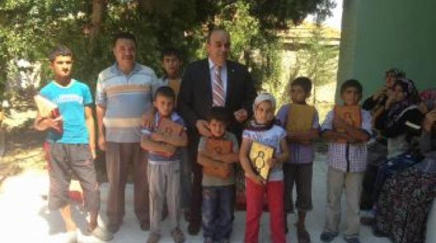 Kur'an Kursu &Ouml;ğrencilerine Kur'an-ı Kerim Ve Rahle Hediye Etti