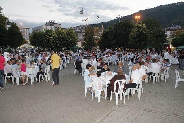 Ak Parti, 2 Bin Kişiye İftar Yemeği Verdi