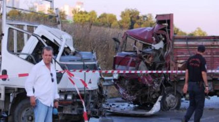 Bah&ccedil;eşehir'de 2 kamyonet &ccedil;arpıştı: 2 &ouml;l&uuml;, 3 yaralı