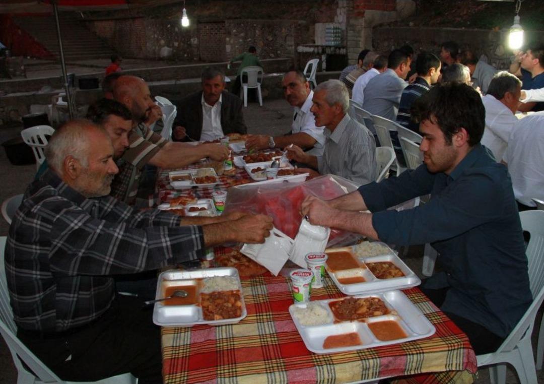 Babasultan'ın Huzurunda K&ouml;yl&uuml;lerle &Uuml;niversiteler Aynı Iftar Sofrasında