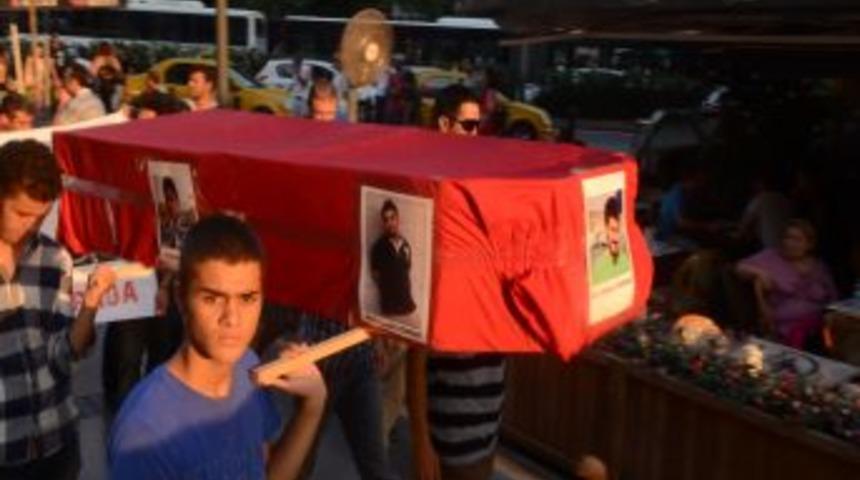 Gezi Parkı Olaylarında Hayatını Kaybedenlere Tabutlu Anma