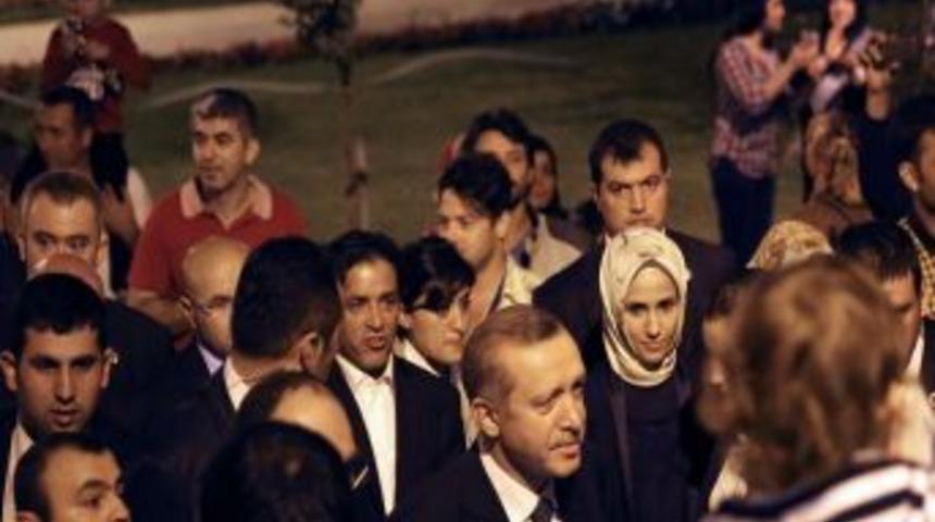 Başbakan Evinin Karşısındaki Parka Uğrayarak Vatandaşlarla Sohbet Etti