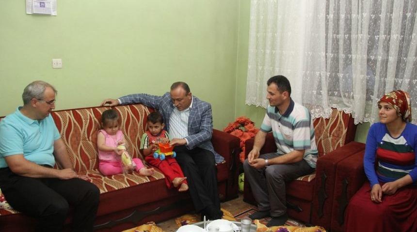 Trabzon Valisi Kızılcık, Yer Sofrasında Orucunu A&ccedil;tı