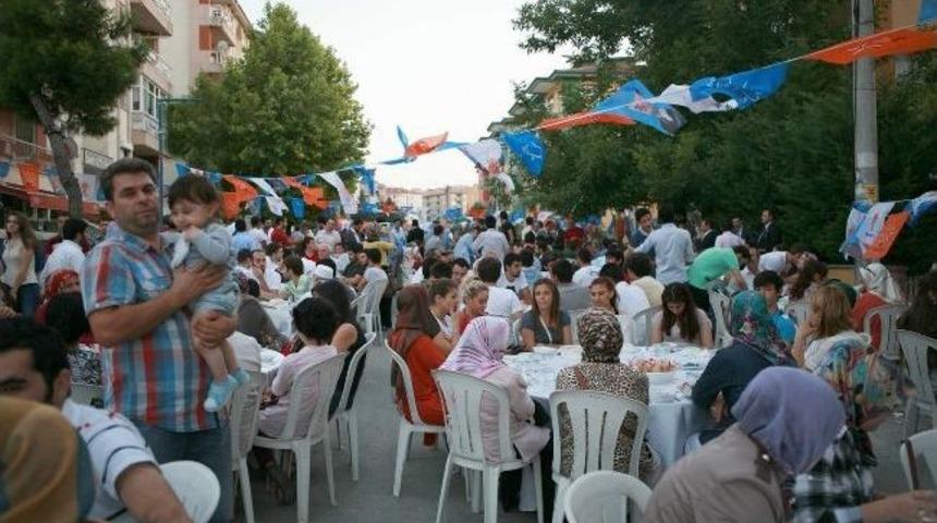 Ak Parti Bursa Teşkilatı &Uuml;niversitelilerle İftarda Buluştu